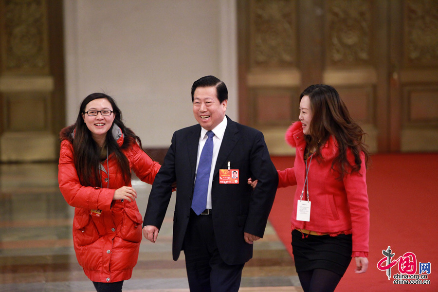 2013兩會，兩名身穿紅衣的女記者“請”部長接受採訪。中國網 楊佳 攝