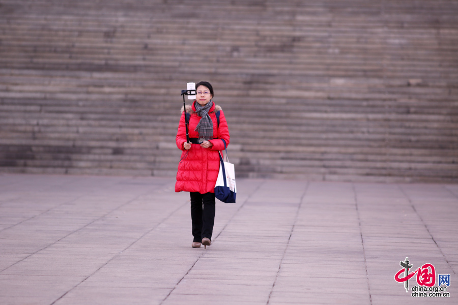 2015年兩會，空蕩的人民大會堂廣場前的“一點紅”。中國網 楊佳 攝