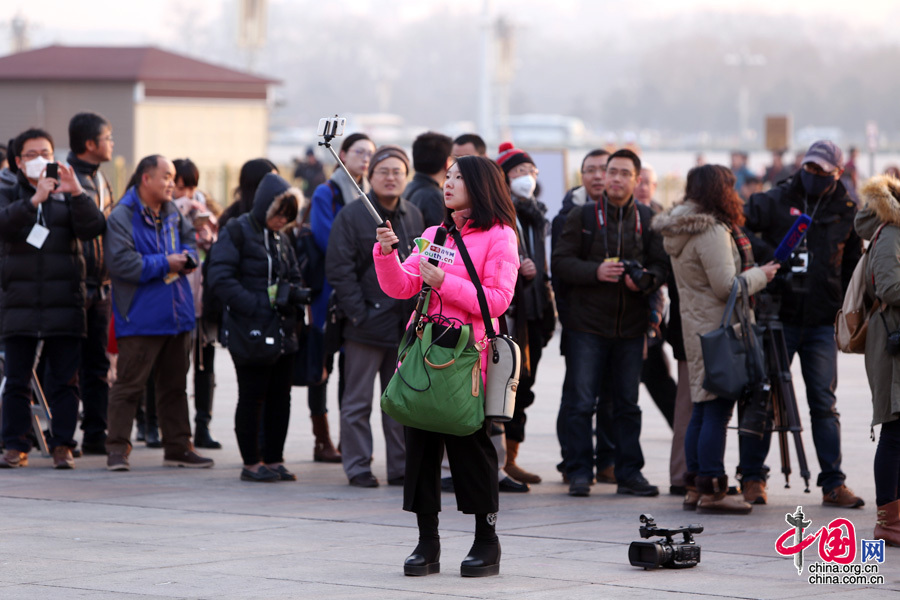 2015年兩會，紅衣女記者和她得“自拍神器”。中國網 董寧攝