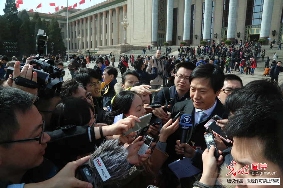 十二届全国人大四次会议开幕 会后雷军遭围堵