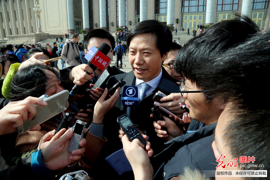 十二届全国人大四次会议开幕 会后雷军遭围堵