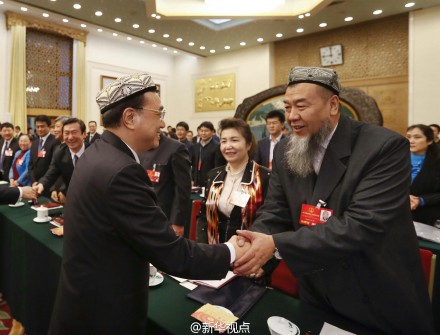 李克强戴维吾尔族花帽参加新疆团审议 和每位代表握手