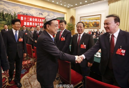 李克强戴维吾尔族花帽参加新疆团审议 和每位代表握手