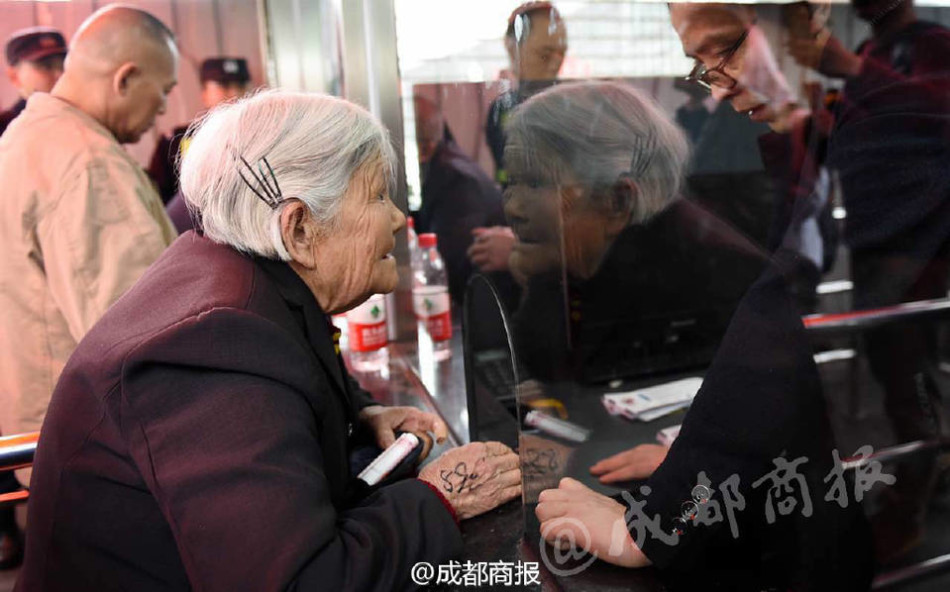 儿子太忙来不了，80岁的孟老太帮儿子买票