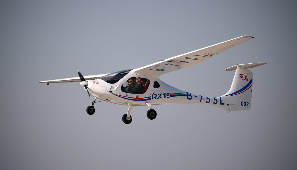 一架銳翔RX1E電動雙座輕型運動類飛機在瀋陽法庫財湖機場上空飛行（新華社記者 姚劍鋒 2015年2月6日攝）。