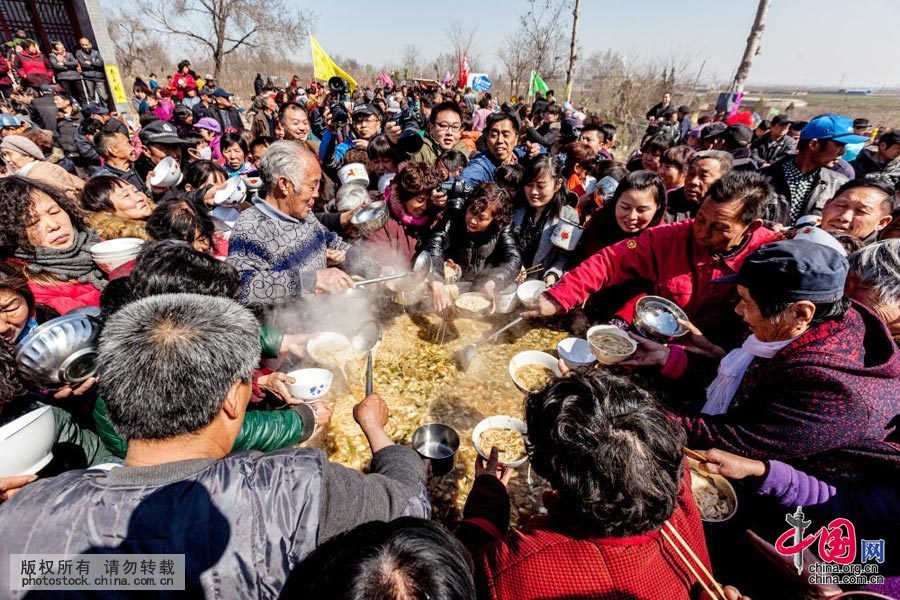 3月10日，河南省安阳县水冶镇阜城附近的白龙潭庙会上，2000人同吃“大锅饭”（汤面条），场面宏大，让人叹为观止。中国网图片库 王子瑞 摄