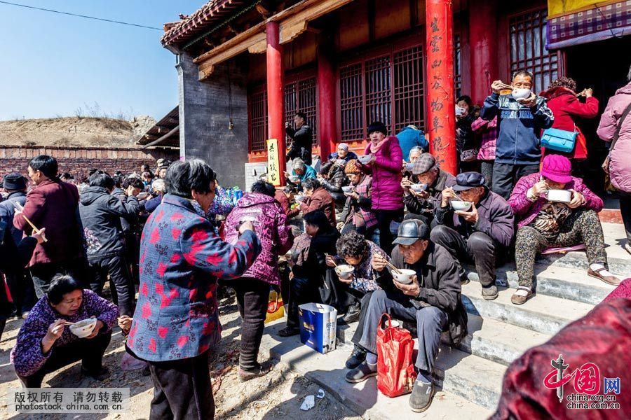 3月10日，河南省安陽縣水冶鎮阜城附近的白龍潭廟會上，2000人同吃“大鍋飯”（湯麵條），場面宏大，讓人嘆為觀止。中國網圖片庫 王子瑞 攝