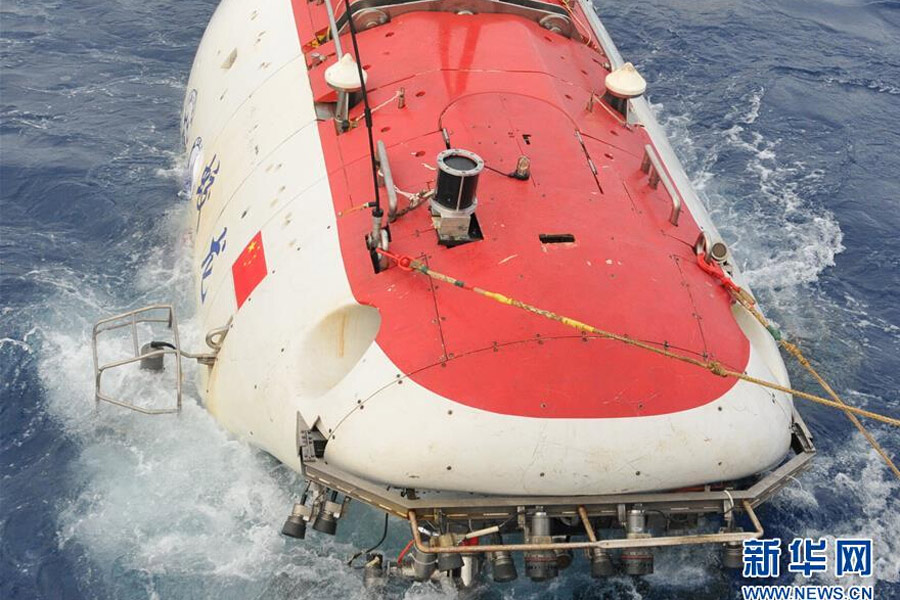 2015年2月3日，“蛟龙”号载人潜水器在入水下潜。