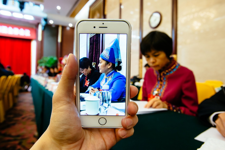 3月8日拍摄的十二届全国人大四次会议广西代表团全体会议。 新华社记者张铖摄