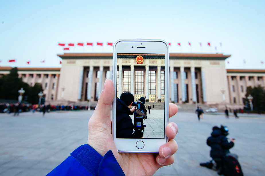 3月5日拍摄的人民大会堂。 新华社记者张铖摄