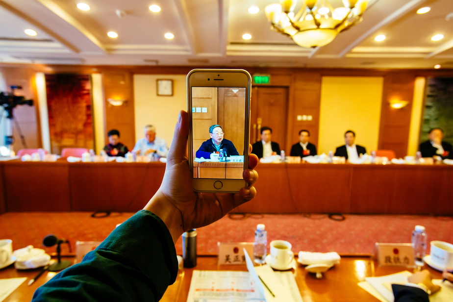 3月7日，全国人大代表王万宾在十二届全国人大四次会议北京代表团小组会议上发言。新华社记者张铖摄