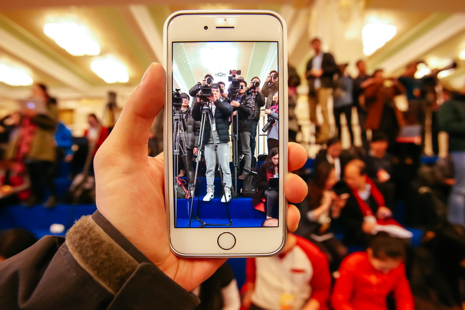 3月9日，记者在人民大会堂“部长通道”采访。 新华社记者张铖摄