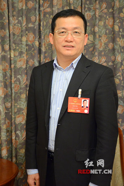 全国人大代表、湖南水口山有色金属集团有限公司董事长吴世忠建议加快改革步伐，为国企卸包袱轻装前行。