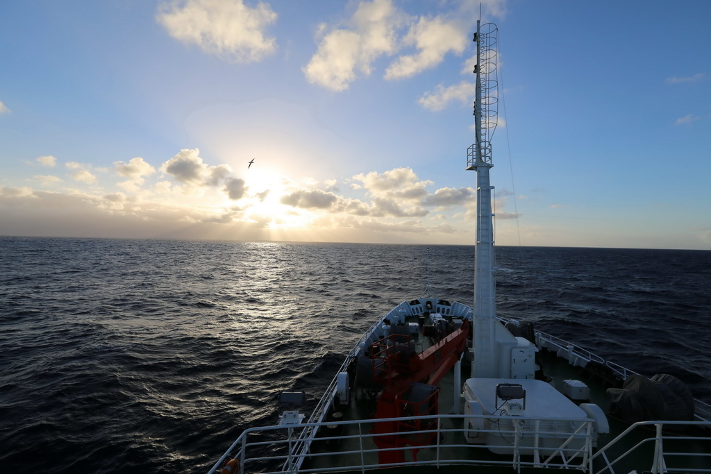中國科考船“大洋一號”在模里西斯補給後，趕赴西南印度洋作業區（3月10日攝）。 新華社記者 楊維漢 攝