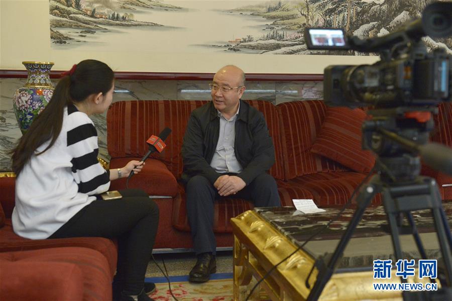 （两会）（4）“会休人不休”