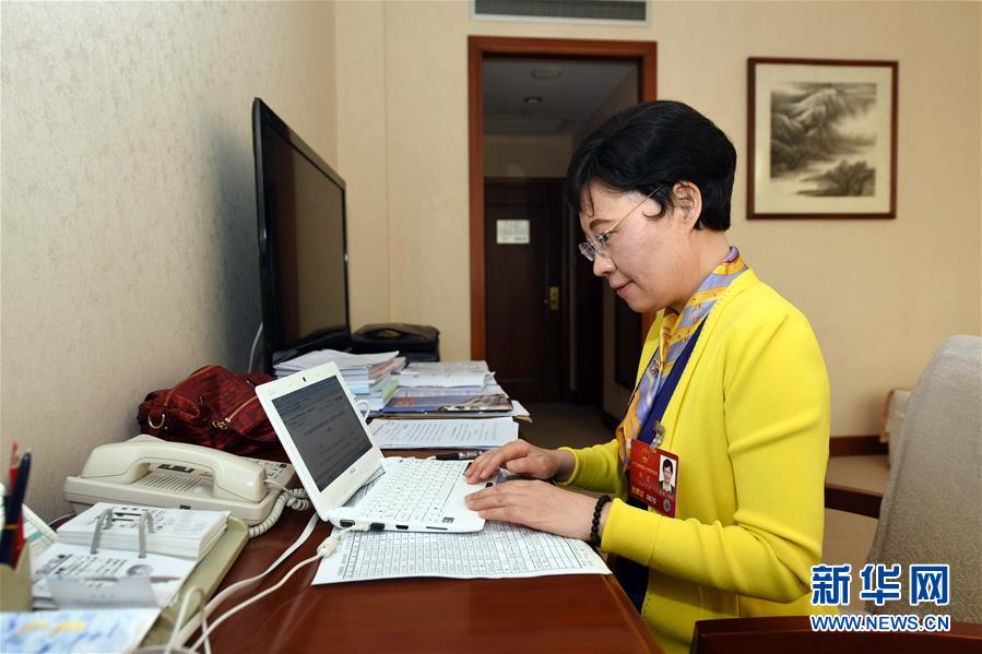 （两会）（2）“会休人不休”