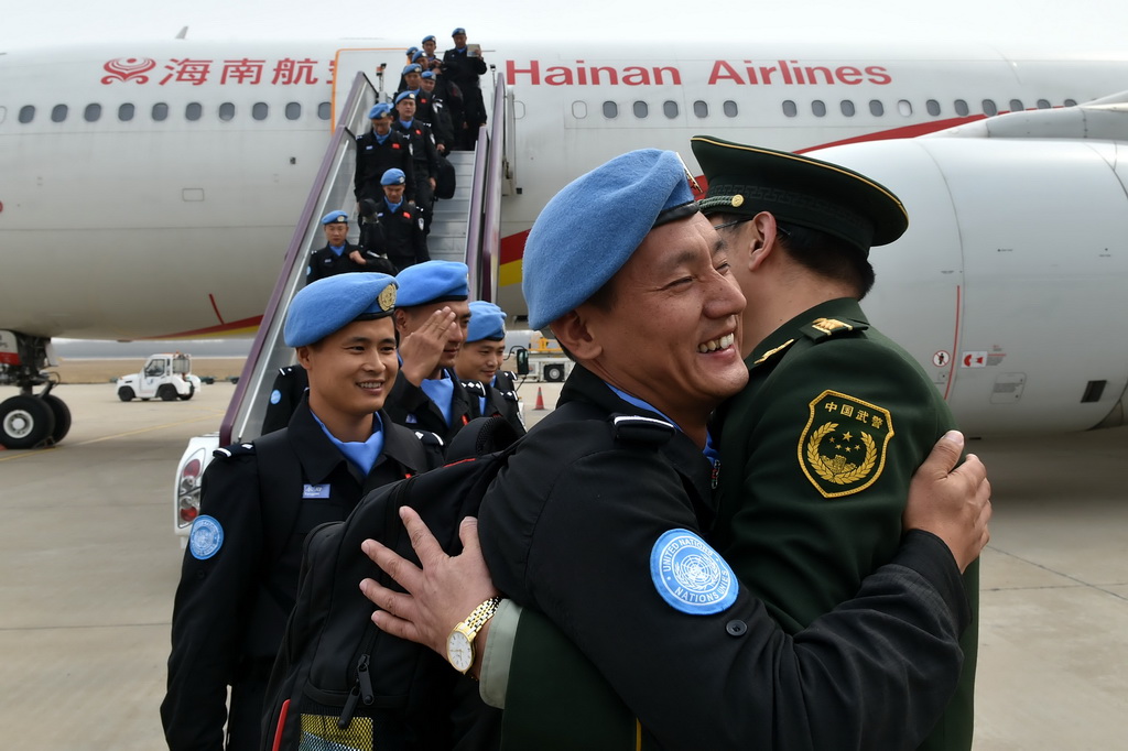 3月12日，維和警察防暴隊員和前來歡迎的戰友熱烈擁抱。新華社記者朱崢攝