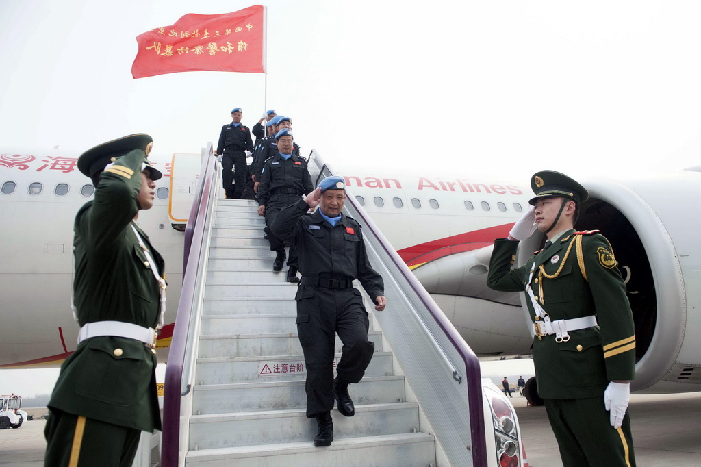 3月12日，中國第三支赴賴比瑞亞維和警察防暴隊隊員走下飛機。 新華社記者朱崢攝