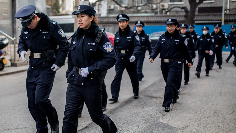 國旗下的責任：90後女警的'中國夢'