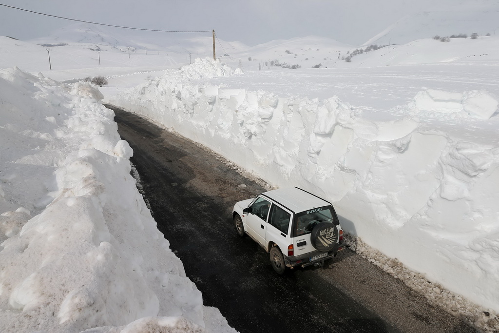 西班牙北部出现强降雪 公路两侧形成数米高的雪“墙”【2】
