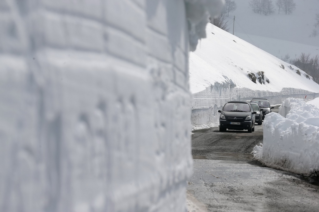 西班牙北部出现强降雪 公路两侧形成数米高的雪“墙”【3】