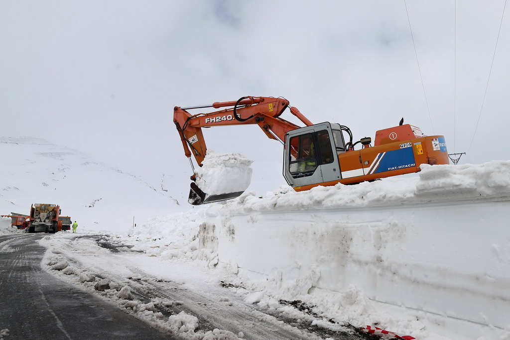 西班牙北部出现强降雪 公路两侧形成数米高的雪“墙”【4】