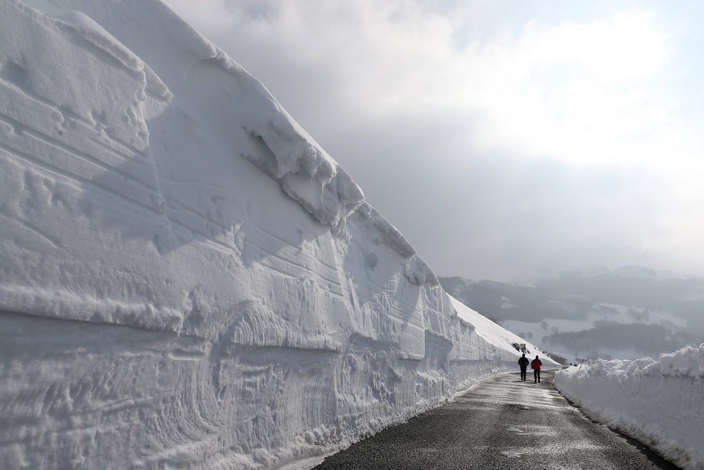西班牙北部出现强降雪 公路两侧形成数米高的雪“墙”【5】