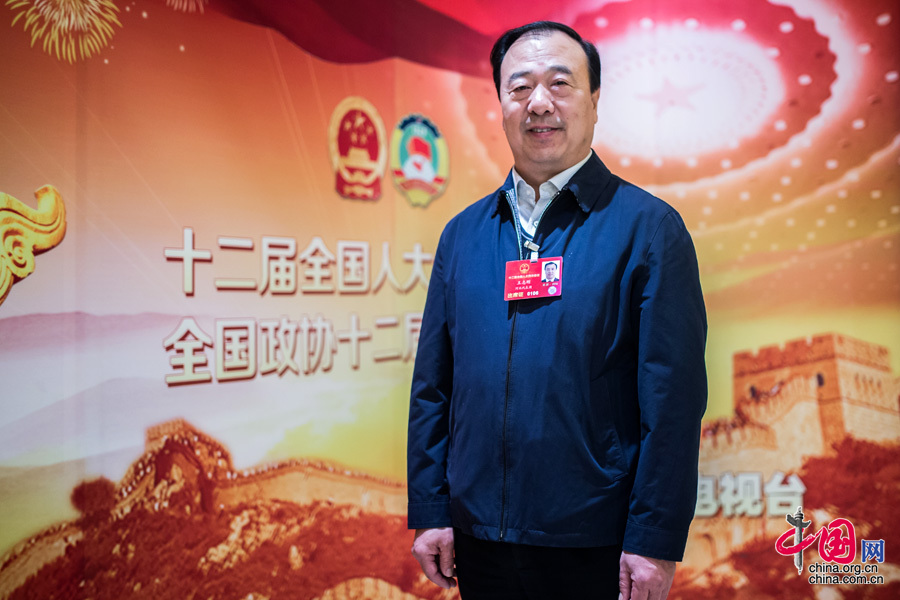 3月13日，全國人大代表、河北農業大學校長王志剛在大會堂內合影留念。中國網記者 鄭亮 攝