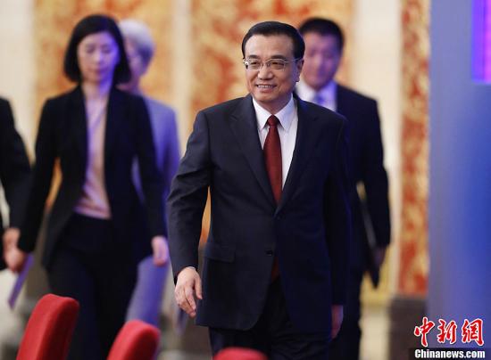 两会特写：中国总理单刀直入派出四颗“定心丸”