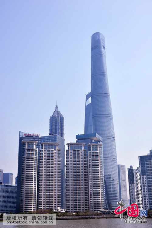 3月16日拍攝的備受關注的中國第一、世界第二高樓上海中心大廈（圖中最高建築）目前已經完工，正在積極準備相關事宜，即將正式開業。中國網圖片庫 周東潮 攝