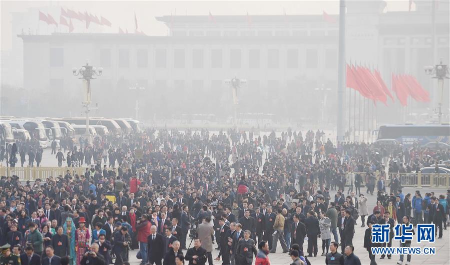 （两会·人大闭幕）（3）十二届全国人大四次会议在北京闭幕