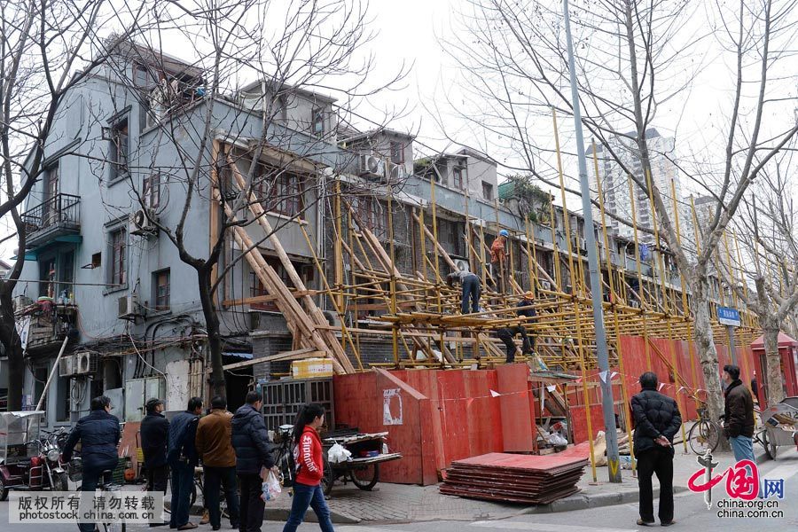 3月17日，工人正在对倾斜房屋进行支撑加固工程。中国网图片库 赖鑫琳 摄