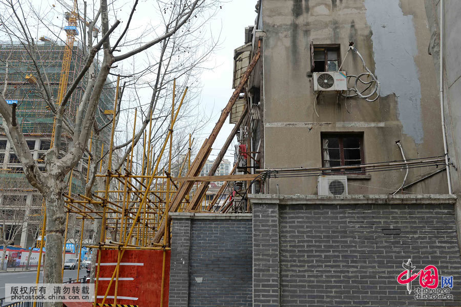 3月17日，这是倾斜房屋外立面支撑着的木棍。中国网图片库赖鑫琳 摄