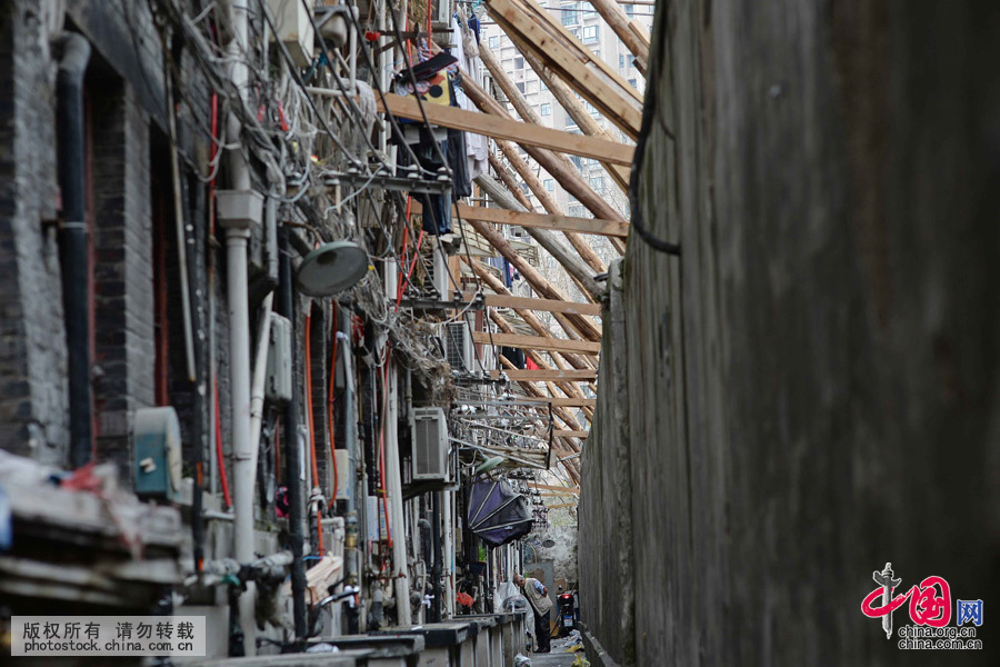 3月17日，这是倾斜房屋外立面支撑着的木棍。中国网图片库 赖鑫琳 摄