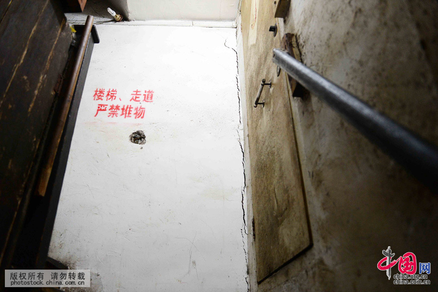 3月17日，工人正在对倾斜房屋进行支撑加固工程。中国网图片库 赖鑫琳 摄