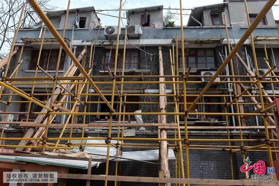 3月17日，工人正在对倾斜房屋进行支撑加固工程。中国网图片库赖鑫琳 摄