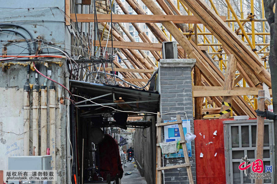 3月17日，这是倾斜房屋外立面支撑着的木棍。中国网图片库 赖鑫琳 摄