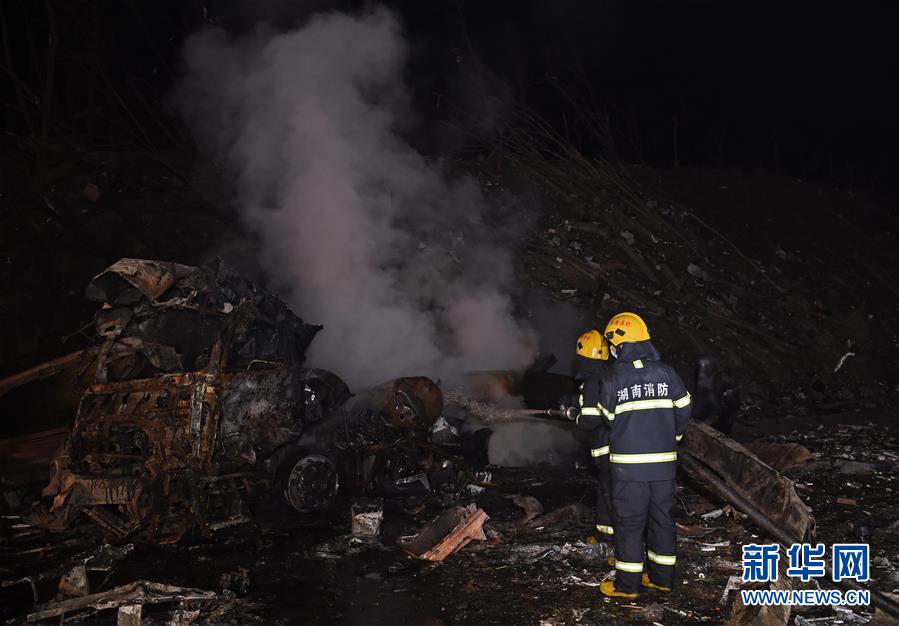 （突發事件）（2）京港澳高速湖南段油罐車爆炸事故已造成2死2傷