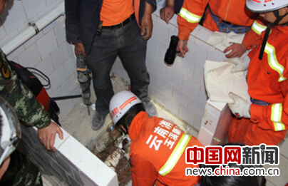 玉溪一医院女厕下水管道中发现婴儿 消防全力营救