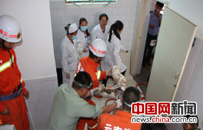 玉溪一医院女厕下水管道中发现婴儿 消防全力营救