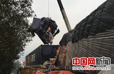 沈海高速连江县境内发生三车追尾事故 致一死一伤