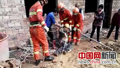 醉汉掉入深井 被消防救起后仍呼呼大睡(图)