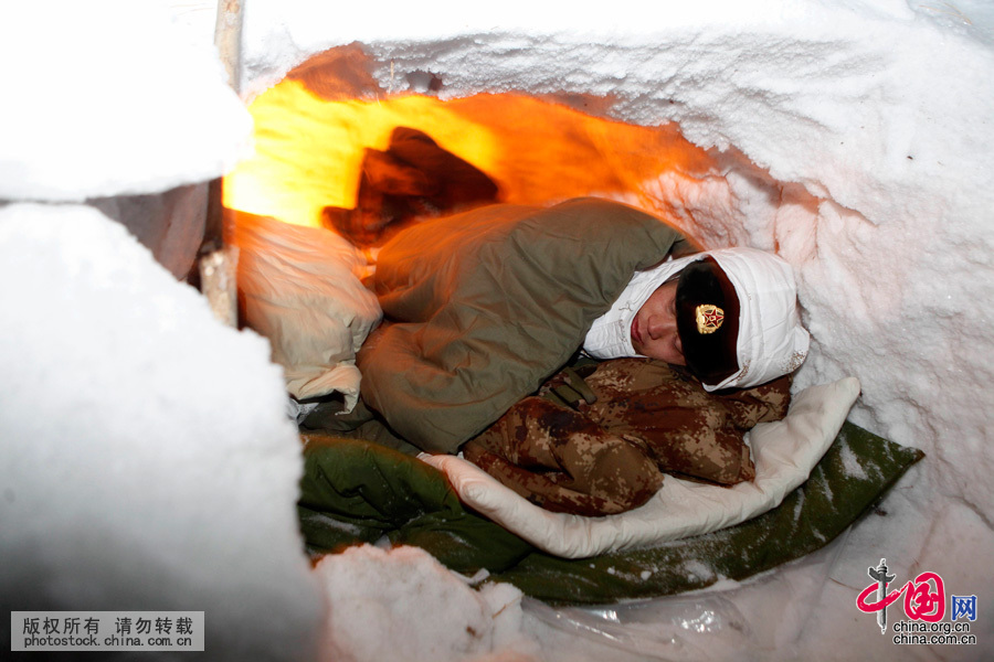  2015年2月6日，黑河地區氣溫驟降至零下30多度，黑龍江省軍區某邊防團抓住這一難得的練兵時機，組織全團官兵頂風冒雪進行長達百餘公里拉練野營，錘鍊官兵寒區野戰生存能力。當日晚間宿營時，該部時任團長裴樹軍讓一同在雪洞休息的戰士在避風處休息，自己選擇在雪洞風口宿營，為戰士擋風遮寒。