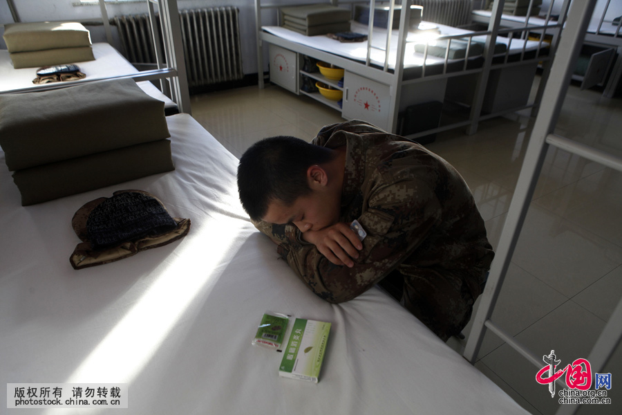  2012年12月14日，黑龍江黑河，“網遊少年”劉銘在父母的安排下“被入伍”後，一直不安心在部隊服役，總是撒謊説身體不適等各種理由不參加新訓，當他收到班長給他拿來的感冒藥後，心情有點糾結地爬在宿捨得床舖上睡著了