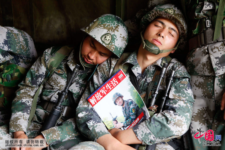  2015年6月17日，黑龍江黑河，經過一天的野外訓練，在乘車返回營區的路上，疲勞的戰士互相依靠著睡著了。中國網圖片庫 魏建順 攝