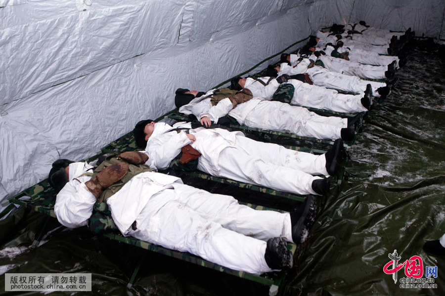  2016年1月20日，黑龍江黑河，經過數個小時長達近百里的零下30多度極寒條件下的徒步行軍達到指定區域後，戰士搭建後野外宿營帳篷後，在有限的“調整時間”內一個個躺在行軍床上進行短暫的睡眠休息，補充體力。