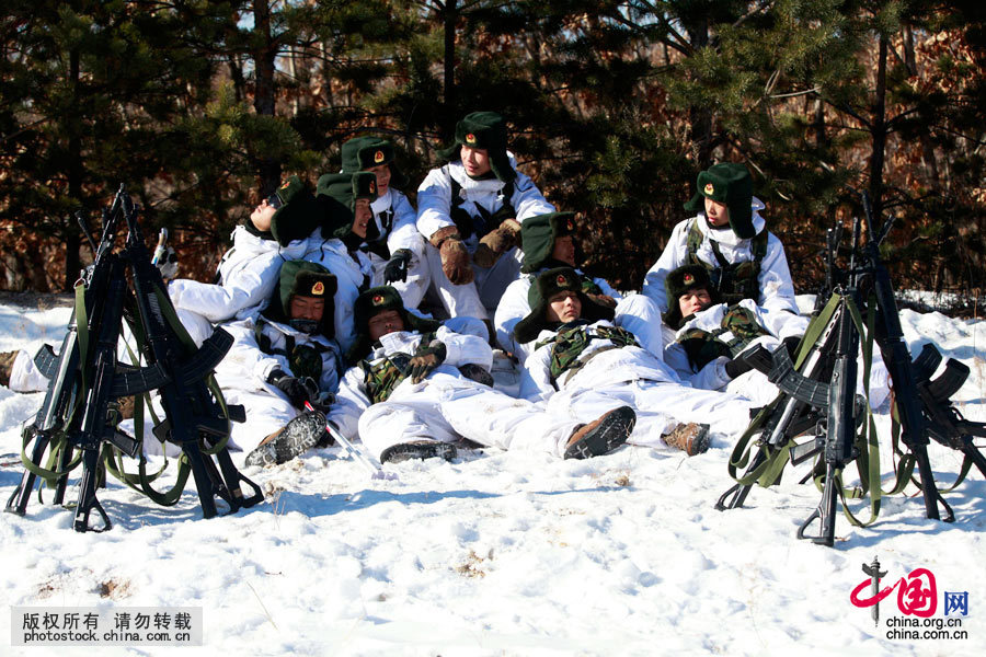 2016年2月25日，黑龍江黑河，經過長達三個多小時高強度的滑雪訓練後，戰士們的內衣都濕透了，訓練間隙，幾名戰士躺在戰友的腿上進行短暫的休息。