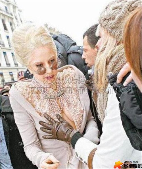 当红女星被记者摸胸 盘点女星被色狼袭胸尴尬瞬间