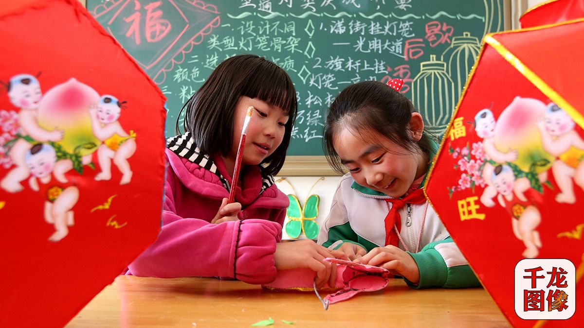 2009年起，红庙村与附近怀柔区九渡河镇黄花城小学合作建立起了特色课堂，通过制作灯笼，小同学们也对中国传统文化有了更深的了解（3月11日摄）。千龙网记者 王悦摄