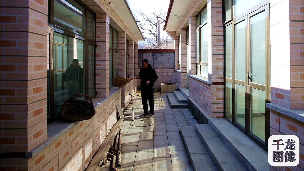 一连几年闫万军都住在厂里，和灯笼们睡在一起。2013年翻盖的新家，闫万军从未住过，只有在空闲时才来打扫一番（3月11日摄）。千龙网记者 王悦摄